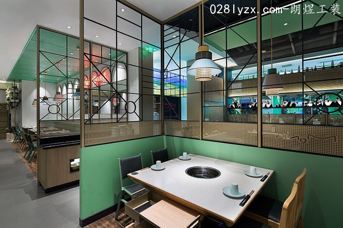 角落火鍋店餐桌特寫(xiě)